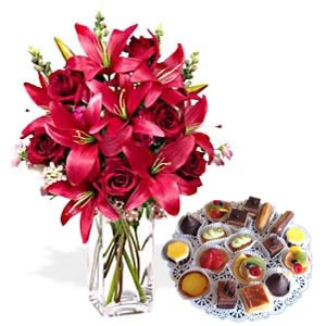 12 pastries+ 6 lilies vase