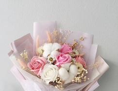 15 pretty peach roses hand bouquet